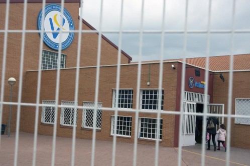 Les metía la mano dentro del pantalón y del calzoncillo